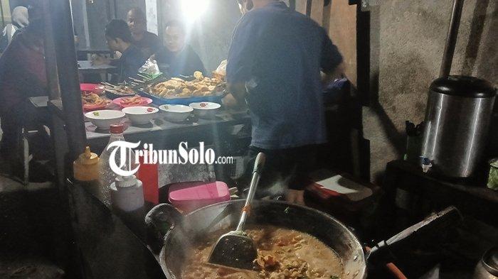 Angkringan Pak Pe yang terkenal dengan menu mie nyemeknya, di Laweyan, Solo.