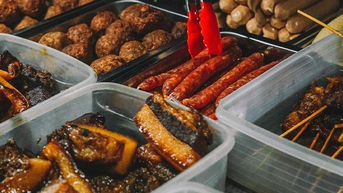 Angkringan Tirsam (Tirai Sambal), yang menyajikan kuliner non halal di Kota Solo, Jawa Tengah