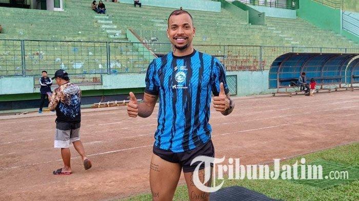 Arema FC secara resmi merekrut Gustavo Almeida sebagai pemain asing pertama untuk kompetisi Liga 1 2023/2024, Rabu (24/5/2023).
