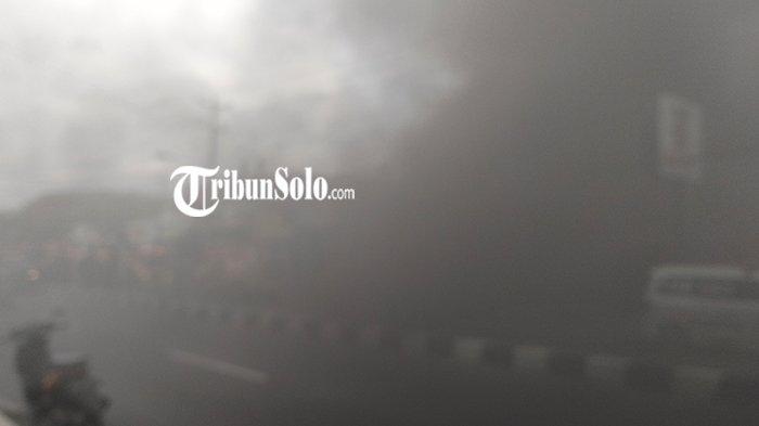 asap tebal menutupi jalan raya di kecamatan plosoklaten