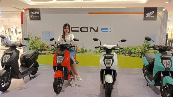 PRODUK BARU HONDA. Astra Motor Jateng resmi memperkenalkan produk anyar keluaran mereka, Honda ICON e: dan Honda CUV e:. Peluncuran dua produk sepeda motor listrik tersebut diwakili oleh Finance Manager Astra Motor Jateng, I Nyoman Sukadana dan Retail Manager Astra Motor Jateng Muhammad Yusuf di atrium Mall Pakuwon Solo Baru, Sukoharjo, Kamis (13/2/2025) malam. Tribun Solo / Andreas Chris