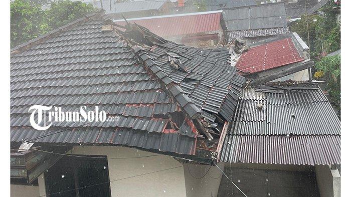 INSIDEN ATAP ROBOH. Atap rumah milik salah satu warga di Joyosuran RT 02 RW 09 Pasar Kliwon Solo tiba-tiba roboh, Jumat (18/4/2025) siang. Ninik Juandi (69) warga Joyosuran RT 2 RW 9 Kecamatan Pasar Kliwon, Solo hampir celaka saat tiba-tiba atap rumahnya roboh pada Jumat (18/4/2025) siang.