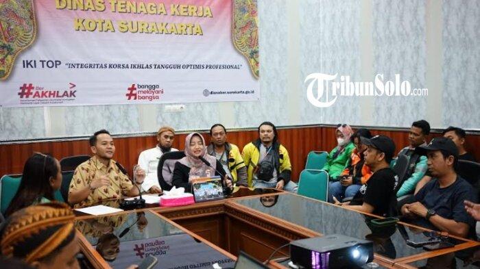 ADUAN THR - Audiensi Wali Kota Solo Respati Ardi dengan para pengemudi ojek online di Kantor Dinas Ketenagakerjaan, pada Kamis (27/3/2025).