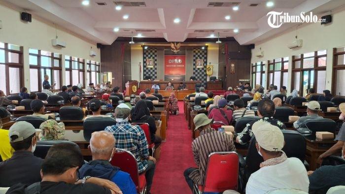 TOLAK PEMBANGUNAN : Audiensi penolakan rencana pabrik semen di Kecamatan Pracimantoro, Senin (14/4/2025). Mereka yang tergabung dalam Paguyuban Tali Jiwo itu mendatangi DPRD Wonogiri untuk menyampaikan keluh kesah mereka terhadap rencana pembangunan pabrik itu.