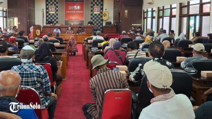 TOLAK PEMBANGUNAN : Audiensi penolakan rencana pabrik semen di Kecamatan Pracimantoro, Senin (14/4/2025). Mereka yang tergabung dalam Paguyuban Tali Jiwo itu mendatangi DPRD Wonogiri untuk menyampaikan keluh kesah mereka terhadap rencana pembangunan pabrik itu.