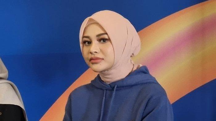 SUDAH LANGSING - Potret terkini Aurel Hermansyah yang makin langsing, saat ditemui di kawasan Senayan, Jakarta Selatan, Sabtu (1/2/2025).
