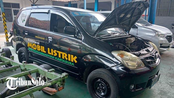 Mobil prototipe hasil konvesi listrik dengan mengonversi mobil Toyota Avanza buatan SMK Muhammadiyah Kartasura yang diparkirkan di bengkel sekolah tersebut, Jumat (8/12/2023).