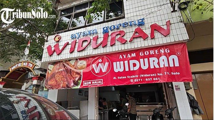 BUKA KEMBALI - Warung ayam goreng Widuran kembali beroperasi usai tutup sementara sejak viral menggunakan bahan baku non halal, Jumat (20/6/2025). Perwakilan Pengelola Warung Ayam Goreng Widuran, Victor menjelaskan bahwa pihaknya telah melakukan apa yang disyaratkan oleh pemerintah yakni mencantumkan label non halal apa bila ingin membuka kembali tempat usaha.