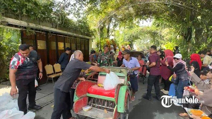 BAGI-BAGI SEMBAKO - Potret tukang becak mendapatkan sembako dari Presiden ke-7 RI Joko Widodo (Jokowi) di depan kediamannya di Sumber, Solo, Sabtu (21/6/2025). Pada tanggal 21 Juni ini, Jokowi merayakan ulang tahunnya yang ke-64. Jokowi merayakan ulang tahun dengan cara sederhana yakni menggelar syukuran tumpeng bersama keluarga dan masyarakat yang datang ke kediamannya, termasuk bagi-bagi sembako ke tukang becak dan pemulung.