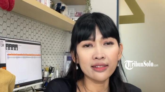 BANTAH PEKERJAKAN TITA - Co-Founder Symmetry, drg. Maria Santiniarati saat ditemui TribunSolo.com, Selasa (30/7/2025). drg. Maria membantah Tita Delima (27) bekerja di Symmetry Orthodontic dan Aesthetic Dental Clinic Solo Baru. Tita merupakan perempuan yang digugat bekas tempat kerjanya pasca resign setelah dituding melanggar kontrak perjanjian dengan tuntutan senilai Rp120 juta.