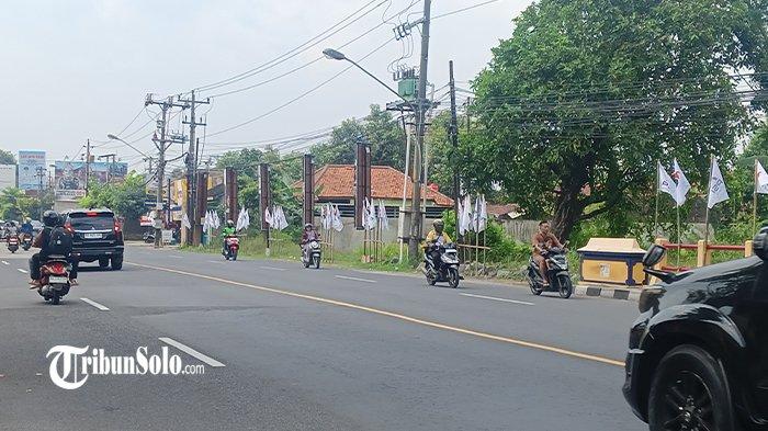 BENDERA DI JALANAN - Bendera PSI terpasang di Jalan Letjen Suprapto, Solo, Jawa Tengah, Minggu (13/7/2025). Pemasangan bendera ini terkait dengan Kongres Nasional PSI yang bakal digelar pada 19-20 Juli mendatang.