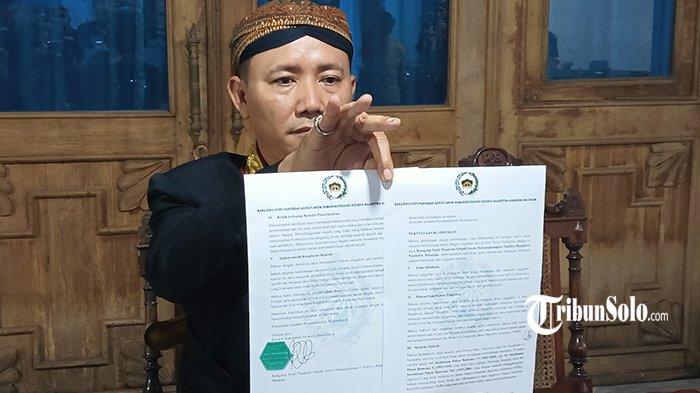 BERI KLARIFIKASI. Putra Mahkota Keraton Kasunanan Solo, KGPAA Hamangkunegoro mengklarifikasi unggahannya di media sosial, namun diwakili oleh Pengageng Sasono Wilopo KPH Dani Nur Adiningrat, Senin (3/3/2025) sore. Klarifikasi ini terkait unggahannya di media sosial Instagram pribadinya @kgpaa.hamangkunegoro pada akhir Februari lalu, sejumlah tulisan bernada satire seperti 'Nyesel Gabung Republik' dan 'Percuma Republik Kalau Cuma Untuk Membohongi'.