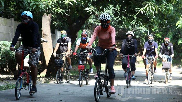 BERSEPEDA SAAT PANDEMI. Komunitas Brompton Riders Bekasi (Broder) saat bersepeda di Kota Bekasi, Jawa Barat, Minggu (5/7/2020) lalu. Saat pandemi Covid-19 lalu, harga sepeda Brompton bisa naik hingga empat kali lipat di Kota Solo, Jawa Tengah. (Foto arsip Tribunnews.com, 5 Juli 2020).