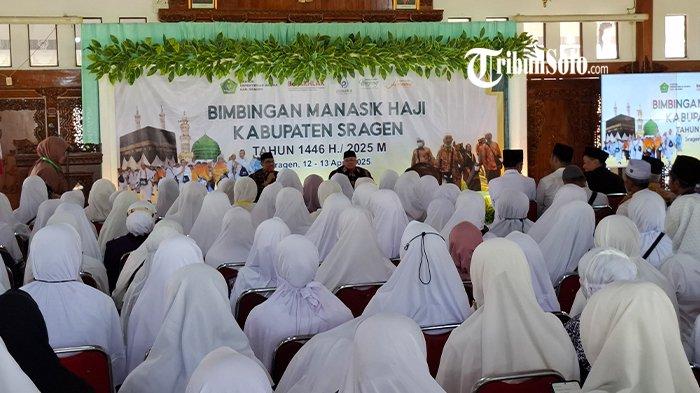BIMBINGAN MANASIK HAJI - Calon jamaah haji asal Kabupaten Sragen mulai mengikuti bimbingan manasik haji di Pendopo Rumah Dinas Bupati Sragen, Sabtu (12/4/2025). Jumlah sementara calon jamaah haji asal Kabupaten Sragen yang akan berangkat tahun 2025 sebanyak 887 orang.