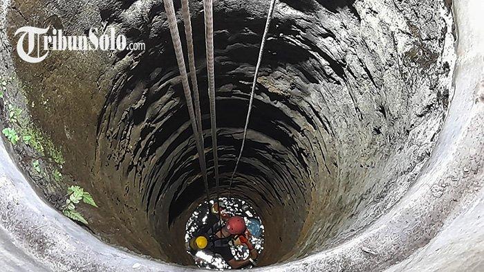 Proses evakuasi Nenek Martiyah