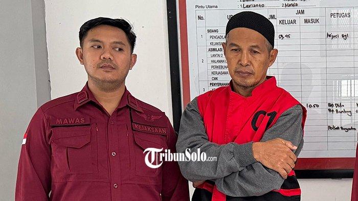 BURONAN KORUPSI DITANGKAP. Tim Tabur Kejaksaan Negeri Boyolali saat memperlihatkan Maryoto (kanan) yang merupakan buronan korupsi sejak 16 tahun silam, Rabu (5/3/2025). Maryoto, eks kades Teras Boyolali, dinyatakan menjadi terpidana korupsi penyelewengan tanah kas desa dan melarikan diri sejak 2009.