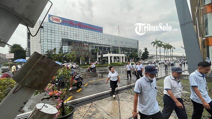 BURUH SRITEX SUKOHARJO : Para buruh PT Sritex Sukoharjo saat pulang kerja, Rabu (26/2/2025). Kepala Dispenaker Sukoharjo, Sumarno angkat bicara soal formulir pemutusan hubungan kerja (PHK) yang diterima ribuan buruh Sritex Sukoharjo