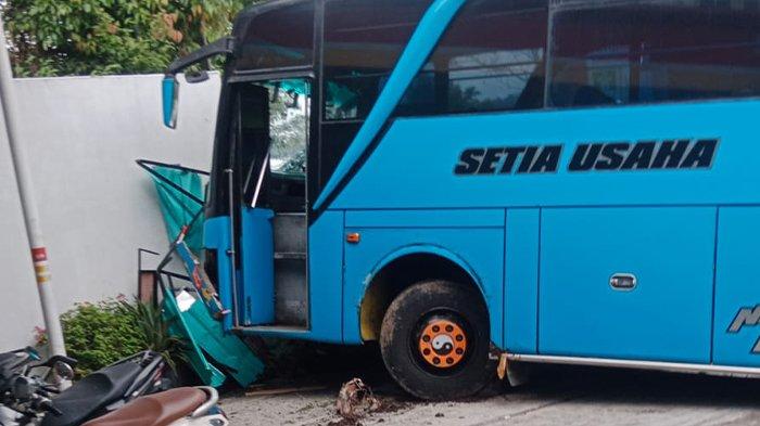 BUS TABRAK KIOS DI KARANGANYAR. Bus Setia Usaha menabrak kios es teh di Jalan Lawu, tepatnya di minimarket dekat SPBU Tawangmangu, Kecamatan Tawangmangu, Kabupaten Karanganyar,  Senin (17/2/2025). Akibat dari kecelakaan ini, satu orang tewas di lokasi. (Istimewa)