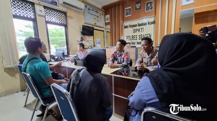 TribunSolo.com/ Septiana Ayu
KENA TIPU - Bakul beras di Sragen mendatangi Polres Sragen melaporkan perkara jual beli beras, dimana mereka merasa dirugikan hingga ratusan juta rupiah, Jumat (25/4/2025). Kedatangan mereka ke Polres Sragen untuk melaporkan NS, seorang bakul beras asal Kecamatan Kedawung, Kabupaten Sragen atas perkara jual beli beras. 


Artikel ini telah tayang di TribunSolo.com dengan judul Nasib Apes 6 Juragan Beras di Sragen, Kena Tipu Rugi Ratusan Juta, Kini Ramai-ramai Lapor Polisi, https://solo.tribunnews.com/2025/04/25/nasib-apes-6-juragan-beras-di-sragen-kena-tipu-rugi-ratusan-juta-kini-ramai-ramai-lapor-polisi?page=all#goog_rewarded.
Penulis: Septiana Ayu Lestari | Editor: Putradi Pamungkas