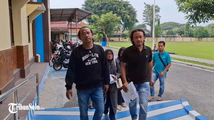 Bakul beras di Sragen mendatangi Polres Sragen melaporkan perkara jual beli beras, dimana mereka merasa dirugikan hingga ratusan juta rupiah, Jumat (25/4/2025). Kedatangan mereka ke Polres Sragen untuk melaporkan NS, seorang bakul beras asal Kecamatan Kedawung, Kabupaten Sragen, atas perkara jual beli beras.