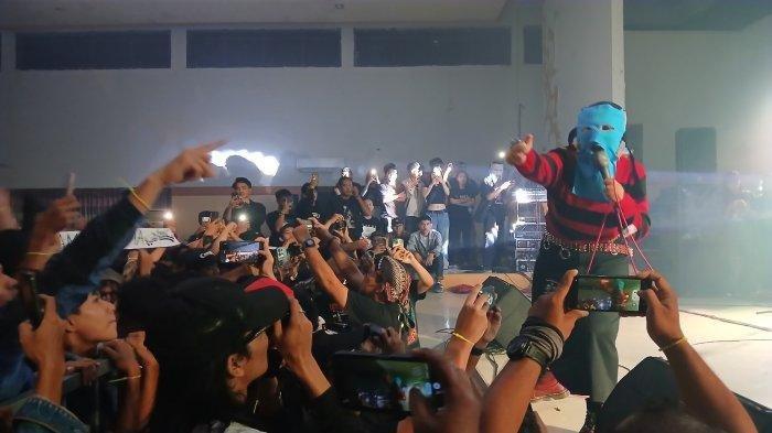 PUKAU PENONTON- Band Sukatani asal Purbalingga yang tengah viral manggung di Gedung Korpri Slawi, Kabupaten Tegal, Minggu (23/2/2025). Dalam konser tersebut mereka tidak menyanyikan lagu Bayar Bayar Bayar. (Tribun Jateng/ Fajar Bahruddin Achmad)
