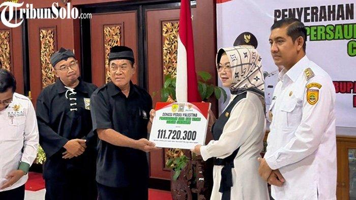 BANTUAN KEMANUSIAAN. Penyerahan bantuan dilakukan secara simbolis di lobi Kantor Bupati Sukoharjo pada Rabu (21/5/2025) kemarin. Pemerintah Kabupaten (Pemkab) Sukoharjo menunjukkan solidaritas terhadap krisis kemanusiaan di Palestina dengan menggalang dan menyalurkan bantuan sosial.