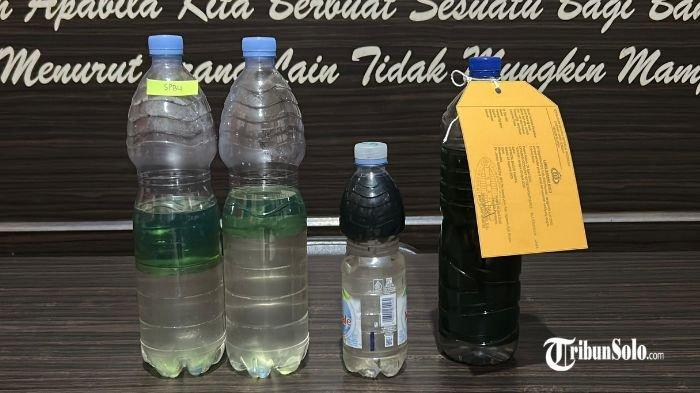 OPLOSAN - Barang bukti kasus dugaan oplosan BBM jenis Pertalite dengan air di SPBU Trucuk Klaten digelar di Mapolres Klaten, Kamis (10/4/2025) sore. Pelaku dijerat dengan Pasal 40 angka 8 UU No 6 Tahun 2023.