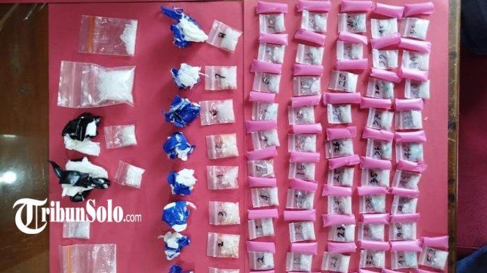 EDARKAN NARKOBA - Dua orang diciduk dan ditetapkan sebagai tersangka oleh Satuan Reserse Narkoba (Satresnarkoba) Polres Karanganyar. Barang bukti peredaran narkoba oleh G Alias Y (41) yang ditangkap di Desa Ngijo, Kecamatan Tasikmadu dan T.H Alias T (25) yang ditangkap di Desa Buran, Kecamatan Tasikamadu.