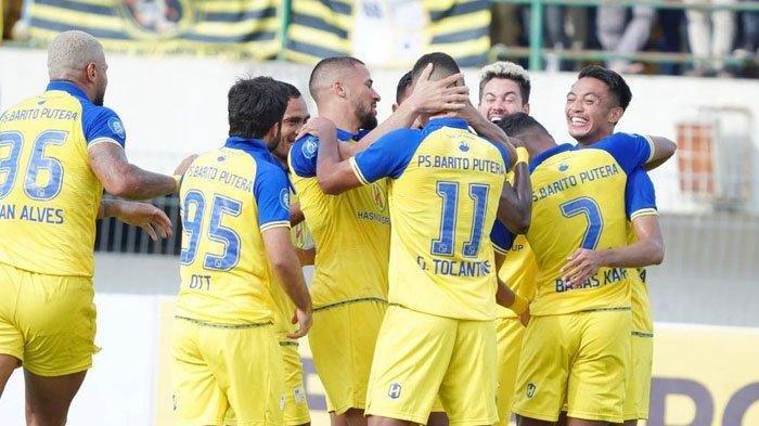 Pemain Barito Putera usai mencetak gol pertama  saat melawan PSS Sleman dalam pekan ketiga Liga 1 2023/2024 di Stadion Demang Lehman, Jumat (14/7/2023) sore.