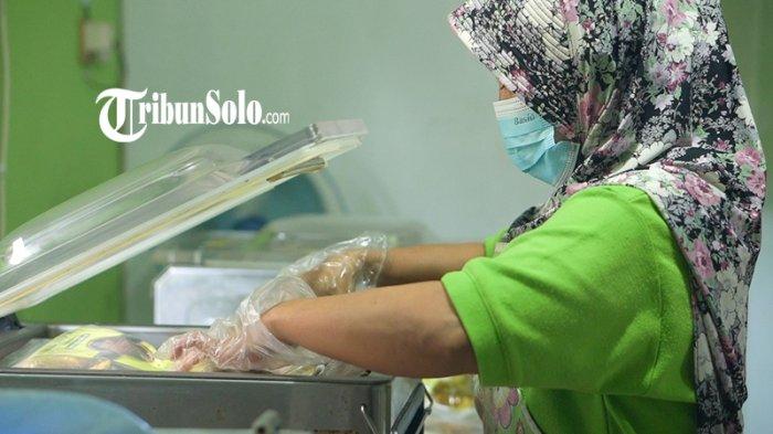 Proses pembungkusan Bebek dan Ayam Ungkep Frozen Chef Retro