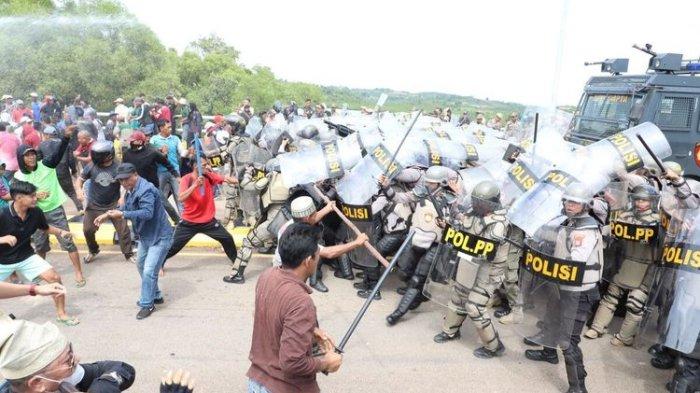 Bentrok antara warga dan tim gabungan di Pulau Rempang, Galang, Batam, Kepulauan Riau (Kepri) akhirnya pecah. Ratusan orang yang mengaku masyarakat setempat memblokir jalan karena menolak masuknya tim gabungan yang hendak melakukan pengukuran lahan di Pulau Rempang tersebut.(DOK BP BATAM)