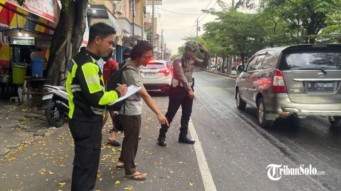 TABRAK LARI - Beredar kabar tabrak lari melibatkan warga yang sedang jogging di Jalan Yos Sudarso Solo pada Rabu (2/7/2025) pagi. Informasi tersebut awalnya dari akun Instagram @infocegatansolo.fb dalam unggahannya pada Rabu (2/7/2025) kejadian disebut terjadi pada pagi hari sekitar pukul 07.30 WIB.