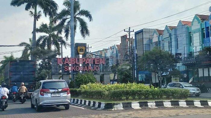 IKON SUKOHARJO -  Suasana lalu lintas di sekitar ikon selamat datang Kabupaten Sukoharjo yang berada di Simpang Empat The Park Solo Baru, Selasa (26/3/2024). Berikut rekomendasi tempat ngabuburit di Sukoharjo, Jawa Tengah. (TRIBUN JATENG)