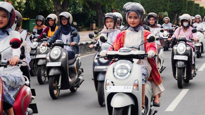 BERKENDARA AMAN. Seorang wanita berkendara dengan aman di jalanan. Berikut adalah tips ada riding bisa aman di persimpangan jalan agar perjalananmu tetap stylish tapi aman