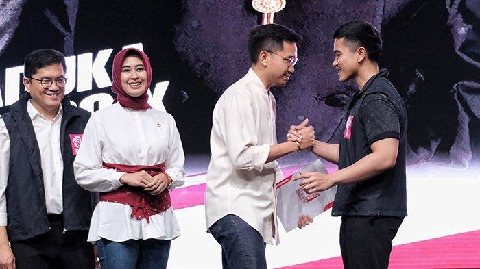 KGPAA Mangkunagara X (MN X) atau Gusti Bhre bersalaman dengan Ketum PSI, Kaesang Pangarep setelah penyerahan rekomendasi PSI untuk Pilkada Solo 2024, Kamis (15/8/2024). Astrid Widayani yang menjadi wakil Gusti Bhre turut hadir.