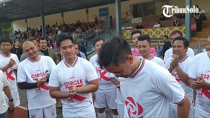 KGPAA Mangkunagara X (MN X) atau akrab disapa Gusti Bhre mengenakan kaos jersey berlogo mawar setelah diberi rekom Ketum PSI, Kaesang Pangarep di Stadion Sriwedari, Solo, Minggu (21/7/2024).