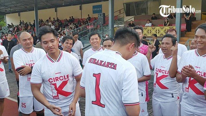 KGPAA Mangkunagara X (MN X) atau akrab disapa Gusti Bhre mengenakan kaos jersey berlogo mawar setelah diberi rekom Ketum PSI, Kaesang Pangarep di Stadion Sriwedari, Solo, Minggu (21/7/2024).