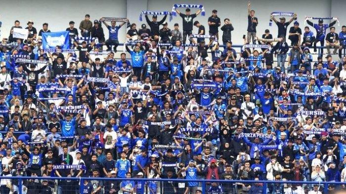 Bobotoh mendukung perjuangan Persib Bandung saat menjamu Madura United di pekan pertama Liga 1 2023-2024 di Stadion Gelora Bandung Lautan Api, Bandung, Minggu (2/7/2023) sore. Bobotoh mengaku sudah merasakan upaya pembenahan yang dilakukan Persib.