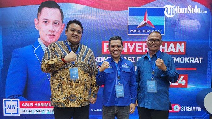 Pemberian rekomendasi dari Partai Demokrat kepada Untung Wibowo Sukowati sebagai calon bupati Sragen dan Suwardi sebagai Calon Wakil Bupati Sragen, Minggu (25/8/2024) malam. (Dok. Budiono Rahmadi)