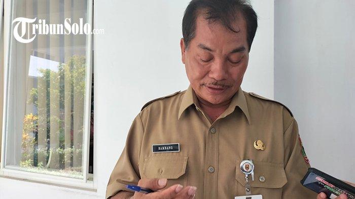 HARAPAN KARYAWAN : Kepala Dinas Koperasi dan Tenaga Kerja (Dinkopnaker) Boyolali, Bambang Susanto saat ditemui beberapa waktu lalu. 40 karyawan pabrik Sritex Group yang awalnya di PHK ini ditarik kembali untuk menjaga kebersihan, dan melakukan perawatan mesin produksi pemintalan benang.