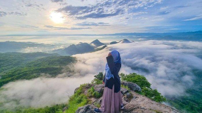 Bukit Cumbri yang Berselimut Kabut di Kecamatan Purwantoro, Wonogiri, Jawa Tengah.