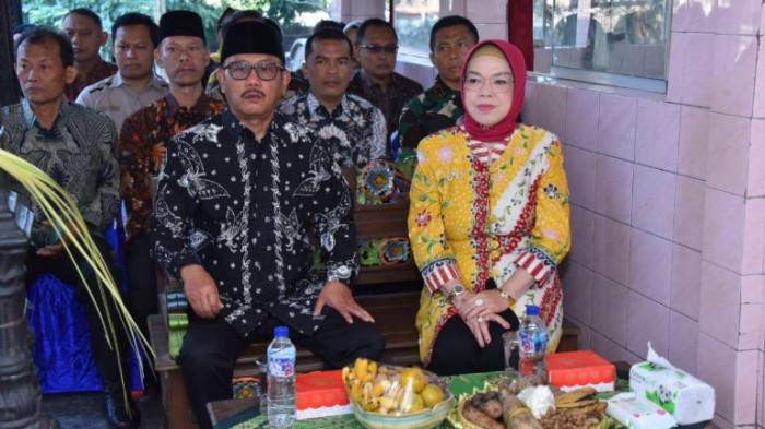 Bupati Etik turut mengikuti rangkaian prosesi sakra