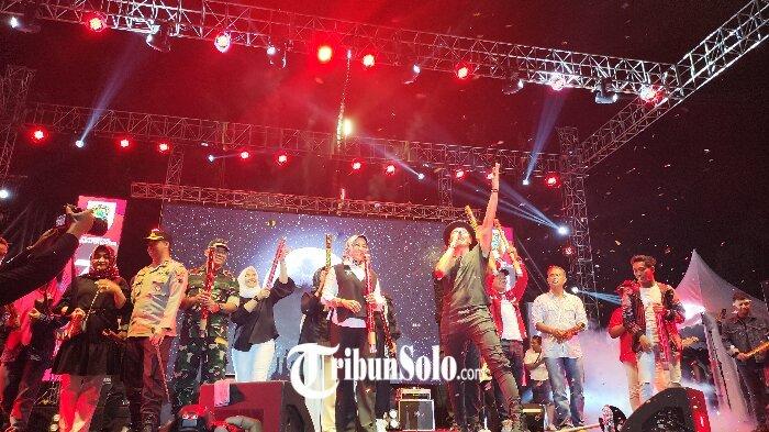 Bupati Klaten, Sri Mulyani dan Forkopimda Klaten bernyanyi bersama Anji saat puncak penampilannya dengan membawakan lagu berjudul Dia saat Pentas Musik di Alun-alun Klaten, Sabtu (12/8/2023) malam.