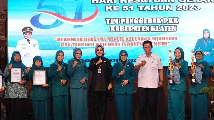 Bupati Klaten Sri Mulyani dan Wakil Bupati Klaten, Yoga Hardaya saat peringatan Hari Kesatuan Gerak (HKG) PKK ke-51, Pendopo Pemkab Kabupaten Klaten.