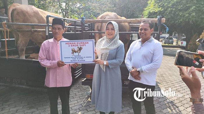 Bupati Klaten Sri Mulyani didampingi Sekertaris Daerah (Sekda) Klaten Jajang Prihono menyerahkan hewan kurban kepada Takmir Masjid Agung Al Aqsha Ardani di Halaman Pendopo Pemkab Klaten, Jumat (14/6/2024).