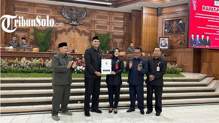Bupati Klaten Sri Mulyani menandatangani berita acara persetujuan Raperda tentang Rencana Pembangunan Jangka Panjang Daerah (RPJPD) Tahun 2025-2045 dan Raperda tentang Kawasan Tanpa Rokok, Kamis (15/8/2024).