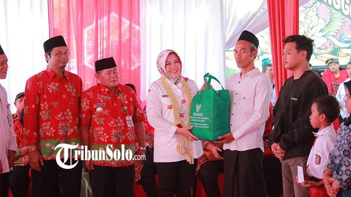 Bupati Klaten, Sri Mulyani saat berswafoto dengan warga saat Sambang Warga di Desa Keputran Kemalang, Rabu (4/10/2023).