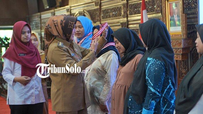 ANGKA KEMATIAN IBU HAMIL DI BOYOLALI. Momen Bupati Klaten Sri Mulyani mengalungkan samir kepada perwakilan ibu hamil, beberapa waktu lalu. Baru dua bulan, angka kematian ibu hamil di Boyolali sudah mencapai dua orang.