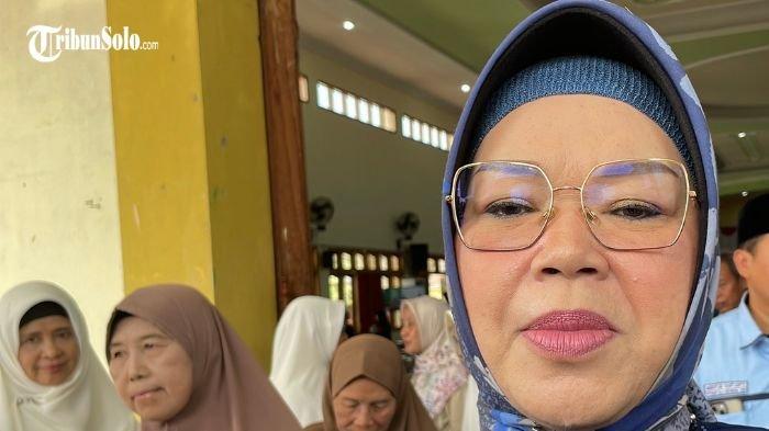 TAK BERIZIN - Bupati Sukoharjo, Etik Suryani, ditemui Minggu (27/4/2025). Sebuah Sekolah Dasar (SD) di Kabupaten Sukoharjo yang diduga menjadi lokasi kasus pelecehan seksual terhadap anak ternyata diketahui belum mengantongi izin operasional resmi dari pemerintah setempat.