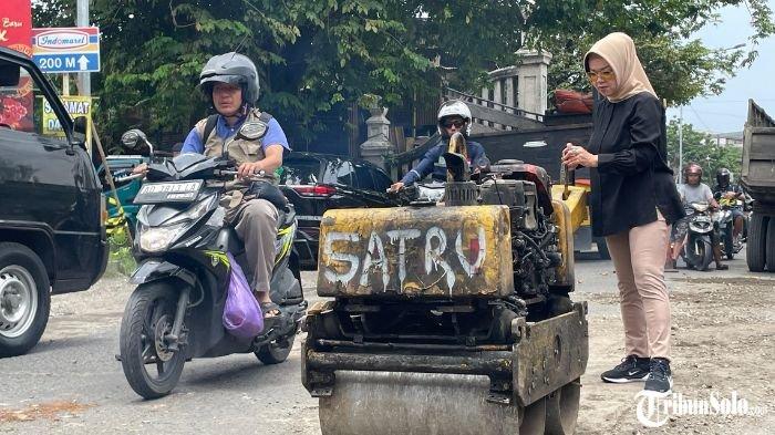 SIDAK JALAN : Bupati Sukoharjo Etik Suryani melakukan inspeksi mendadak (sidak) terhadap perbaikan jalan di dua lokasi yang kerap dikeluhkan masyarakat, yakni Jalan Gentan-Bekonang dan Tanjunganom-Daleman, Sabtu (15/3/2025). Bupati turun langsung mencoba alat Double Drum Roller untuk menghaluskan pasir sebelum pengaspalan.